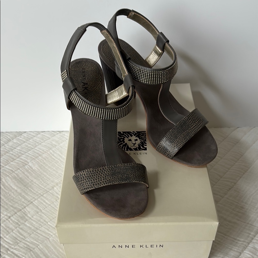 Anne Klein Wenda Gray/Silver Sandals Size 8